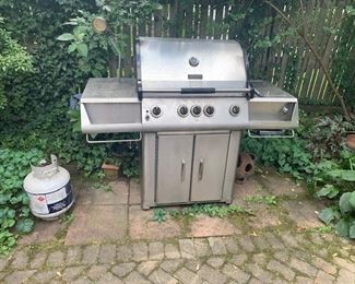 outdoor grill / needs a little cleaning works great