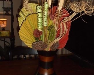 Modern wood vase w/arrangement 