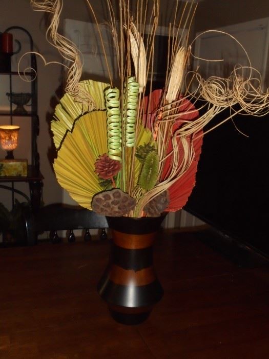 Modern wood vase w/arrangement 