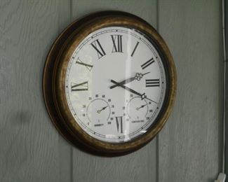 Round clock/humidity/temp