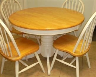 Round white wood breakfast table w/4 matching chairs