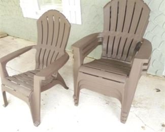 4 matching plastic deck chairs