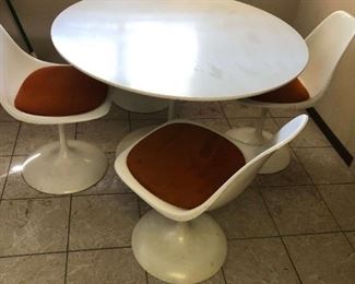 MCM Eero Saarinen Pedestal Table wTulip Chairs