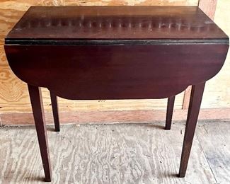 EARLY 19TH CENTURY (CIRCA 1810) HEPPLEWHITE DROPLEAF PEMBROKE TABLE