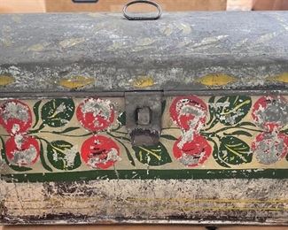 19TH CENTURY PAINT DECORATED TOLEWARE BOX