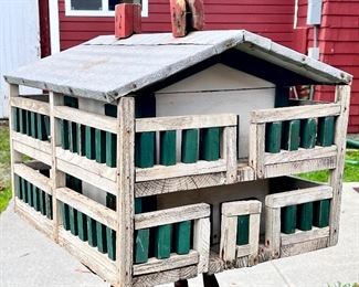VINTAGE PAINTED WOODEN BIRD HOUSE 