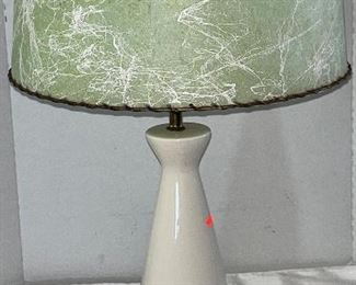 MCM / MID CENTURY LAMP W/ SPUN FIBERGLASS SHADE 
