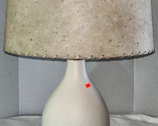 MCM / MID CENTURY LAMP W/ SPUN FIBERGLASS SHADE 