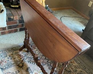 DROP LEAF END TABLE. EXCELLENT FOR SMALL SPACES THAT OCCASIONALLY NEED A LARGER TABLE.
