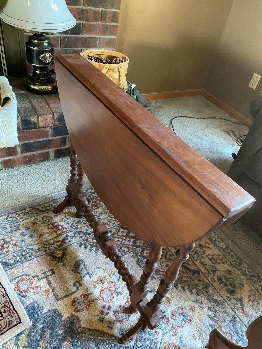 DROP LEAF END TABLE. EXCELLENT FOR SMALL SPACES THAT OCCASIONALLY NEED A LARGER TABLE.
