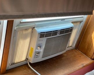 WINDOW AIR CONDITIONER