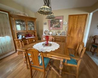 1920s DRAW-LEAF TIGER OAK DINING TABLE W/6-CHAIRS; EARLY AMERICAN STYLE CHINA HUTCH; 1920s TIGER OAK BUFFET
