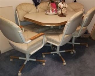 Retro dining set now $80....Fri & Saturday 