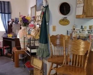 $ 40 - 2 oak stools :)