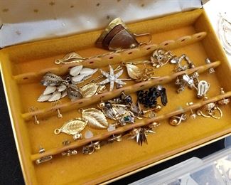 $1.00 Vintage costume jewelry 