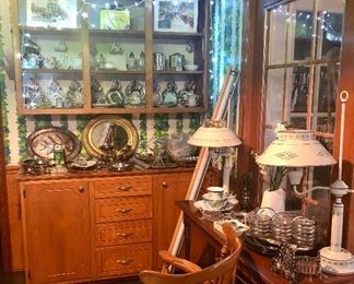 I spy more lamps, sofa table and Parisian prints.