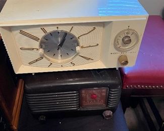 2 vintage radios. Brown one is tube radio