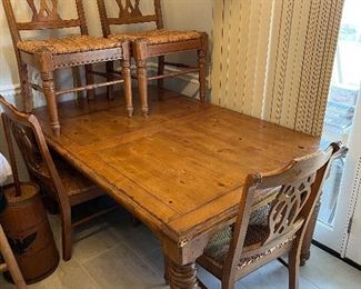 Kitchen table with 1 leaf and 4 nice heavy duty chairs