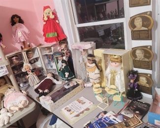 Lots of collectible dolls and such