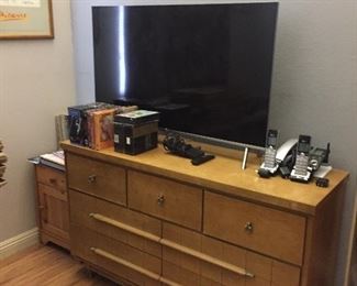 Samsung 49" slim design t.v. with one connect box.