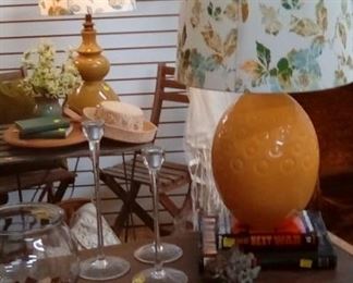 Low-carb credenza, decor, lamps