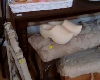 Iron and upholstered bench, corbel