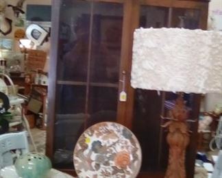 Great vintage cupboard. Can be set in base or hung on wall. Great condition!