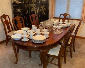 Bassett Furniture - Table with EIGHT Chairs