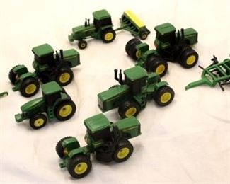 5594 - 8 Toy John Deere tractors