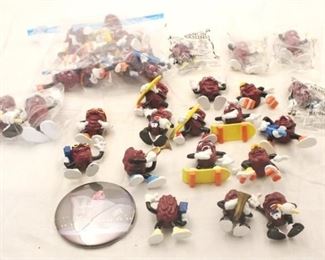 5621 - Group lot California Raisins memorabilia