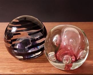 Vintage (1986) Karg facet paperweight (L), Karg paperweight (R)
