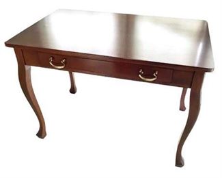 Lot 010
Vintage Ladies Writing Desk