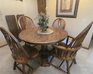 Wood dining/kitchen table with two leaves 