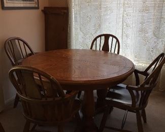 Beautiful dining table with six chairs, two leaves & pads