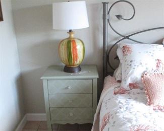 Bedroom Sets and Lamps to Choose From