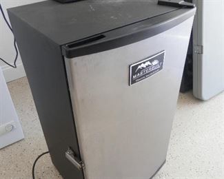 MASTERBUILT  Digital control electric smoker