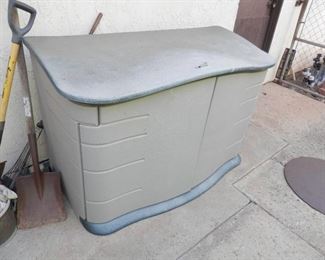 Rubbermaid outdoor storage