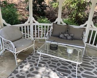 Lots of outdoor seating. 