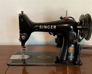 Vintage Singer 99K Sewing Machine in Wood Cabinet