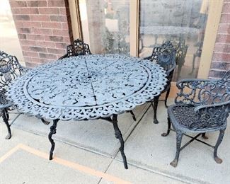 5 pcs. Degginger Foundry patio set.