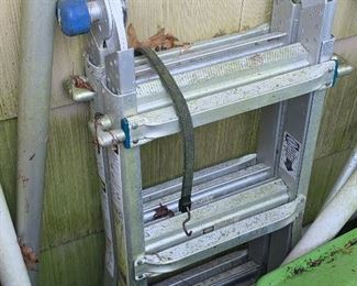 Aluminum extension ladder 