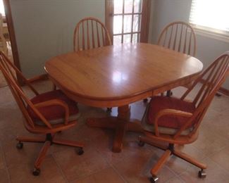 Solid oak dining table w/ 4 chairs