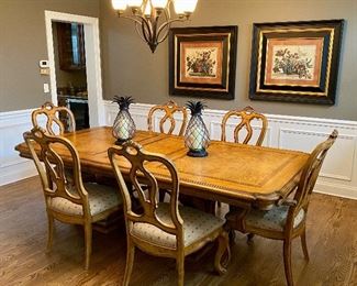Beautiful Thomasville Trestle Dining Room Table with 2 Arm Chairs and 4 Dining Chairs all in Perfect Condition.  Burlwood Walnut/Maple color.