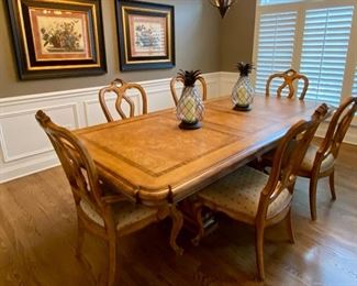 Beautiful Thomasville Trestle Dining Room Table with 2 Arm Chairs and 4 Dining Chairs all in Perfect Condition.  Burlwood Walnut/Maple color.
