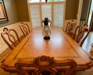 Beautiful Thomasville Trestle Dining Room Table with 2 Arm Chairs and 4 Dining Chairs all in Perfect Condition.  Burlwood Walnut/Maple color.