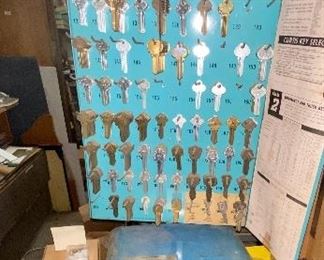 Key making machine with many key blanks