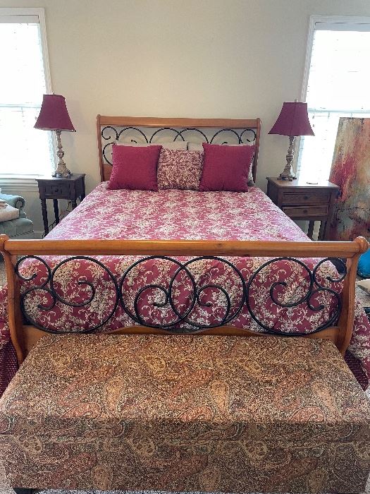 Queen bed, trunk 