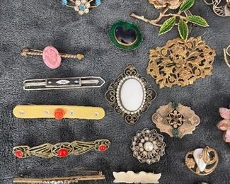 Vintage pins/broaches/pendants 