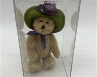 Lot 068
Boyd Bear with Green And Purple Flower Plus Display
