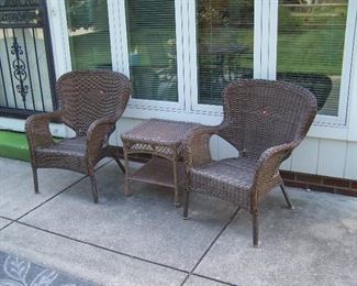 WICKER CHAIRS & SIDE TABLE